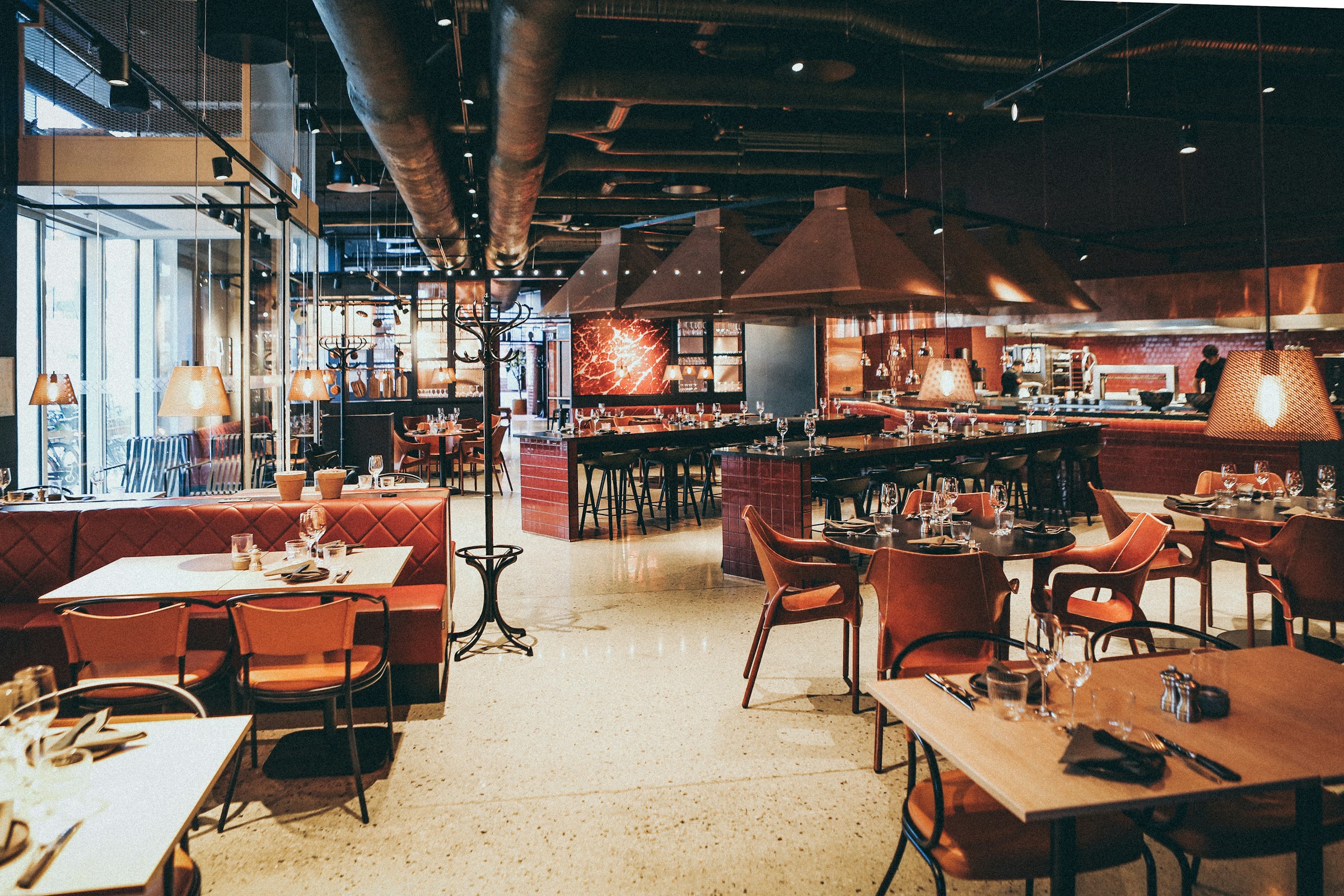 La salle du restaurant Origines, tables dressées sous une lumière chaleureuse