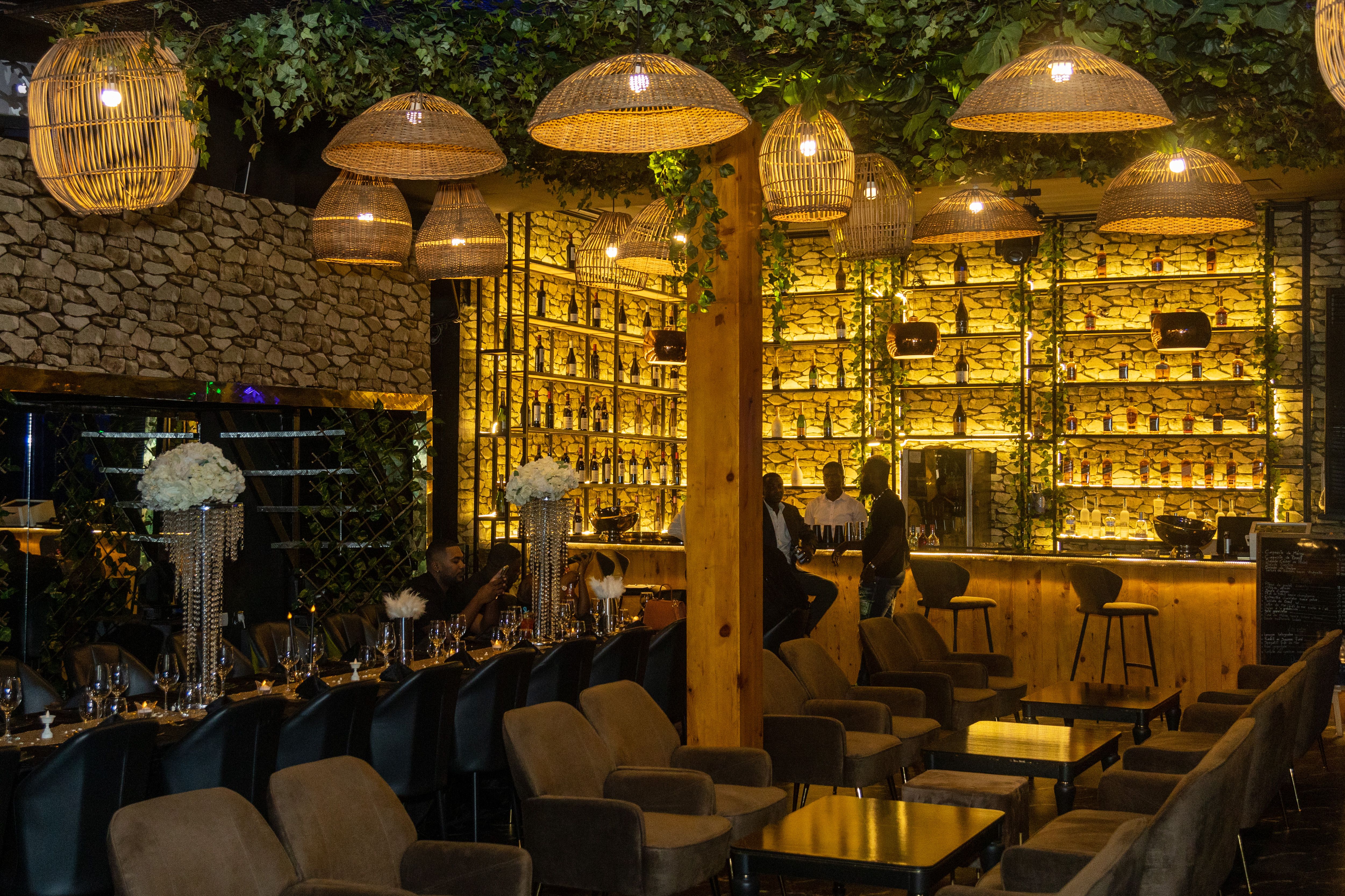 La salle du restaurant en soirée
