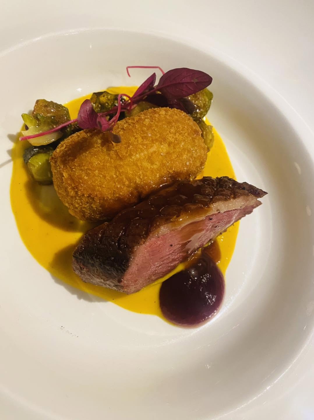 Magret de canard, croquette dorée et jus corsé