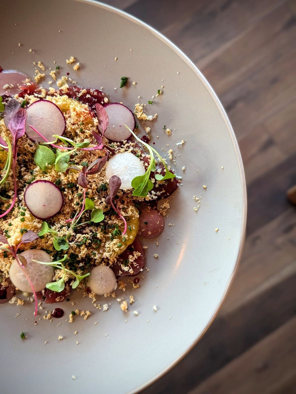 Carpaccio de betterave, radis et micro-pousses