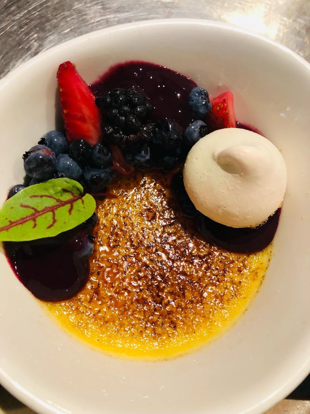 Crème brûlée, petits fruits frais et meringue