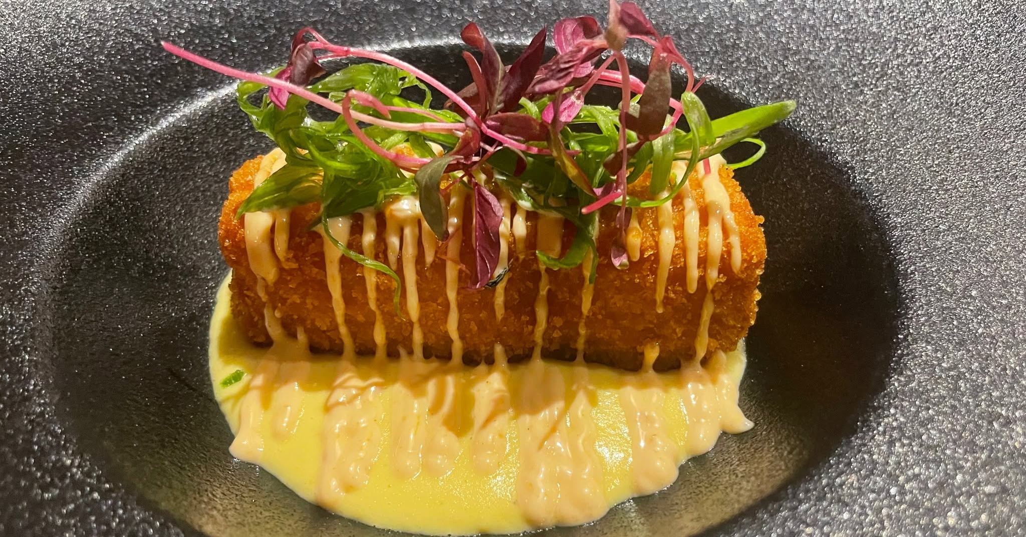 Croquette croustillante, aïoli safrané et jeunes pousses