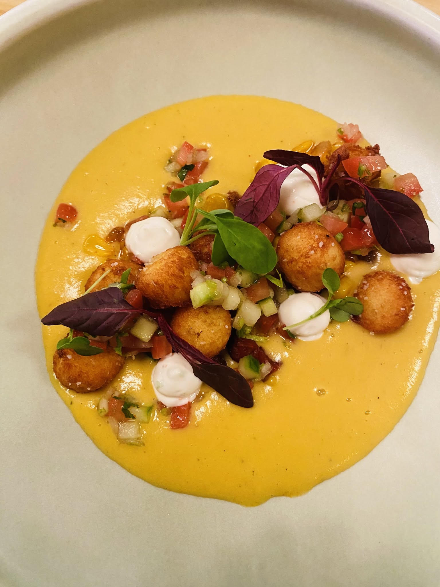 Croquettes dorées, bisque safranée et brunoise de légumes