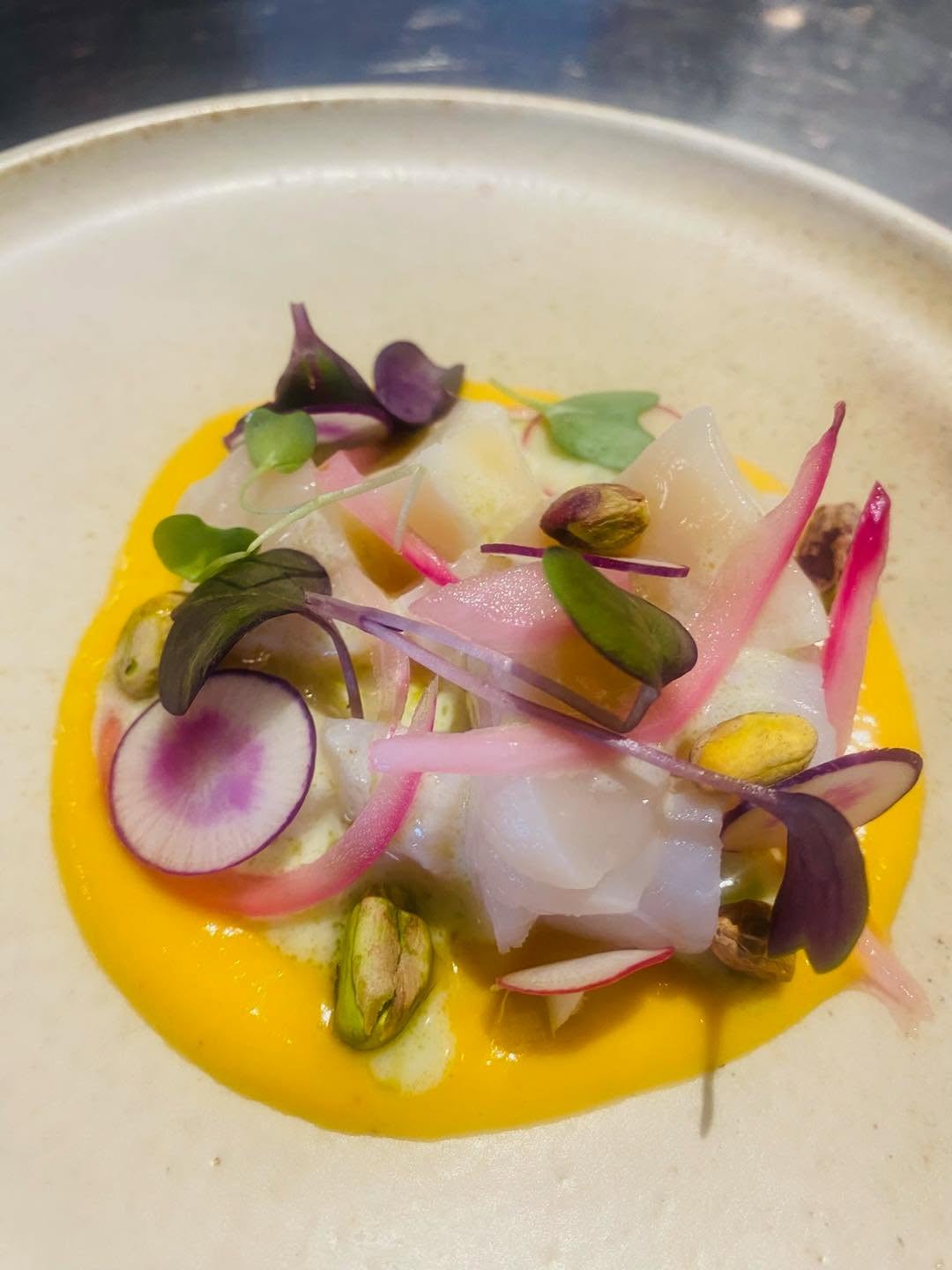Crudo de poisson blanc, radis, pistache et huile verte
