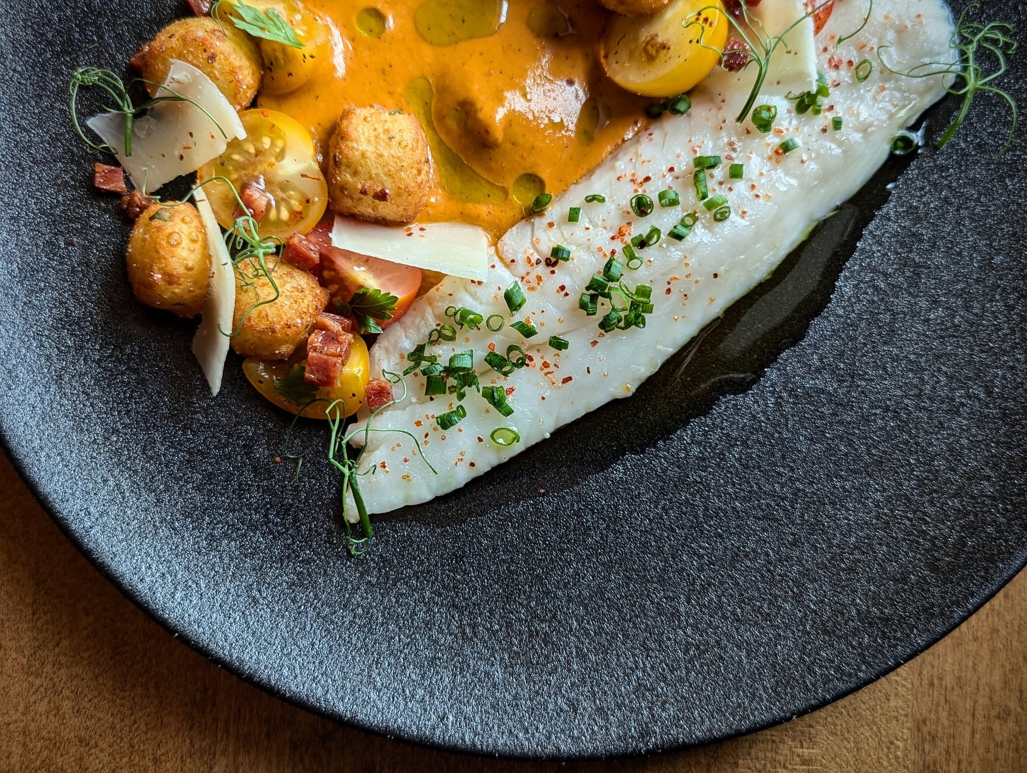 Filet de flétan, bisque crémeuse et tomates cerises