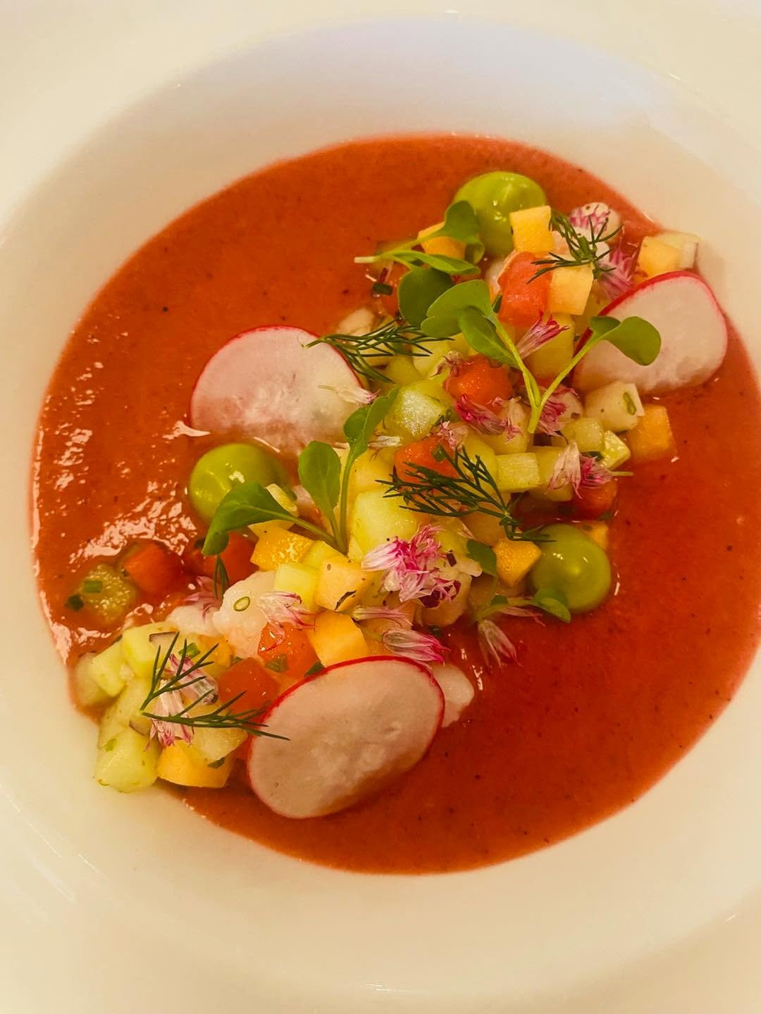 Gaspacho de tomate, brunoise de légumes et fleurs