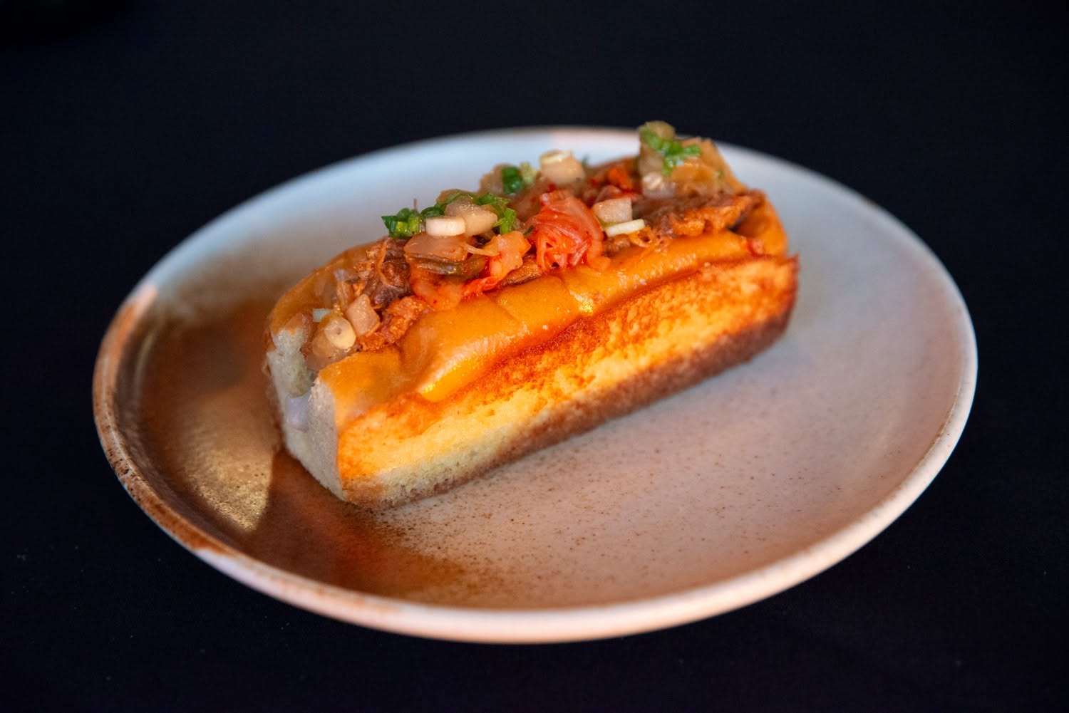 Pain brioché grillé, effiloché braisé et kimchi