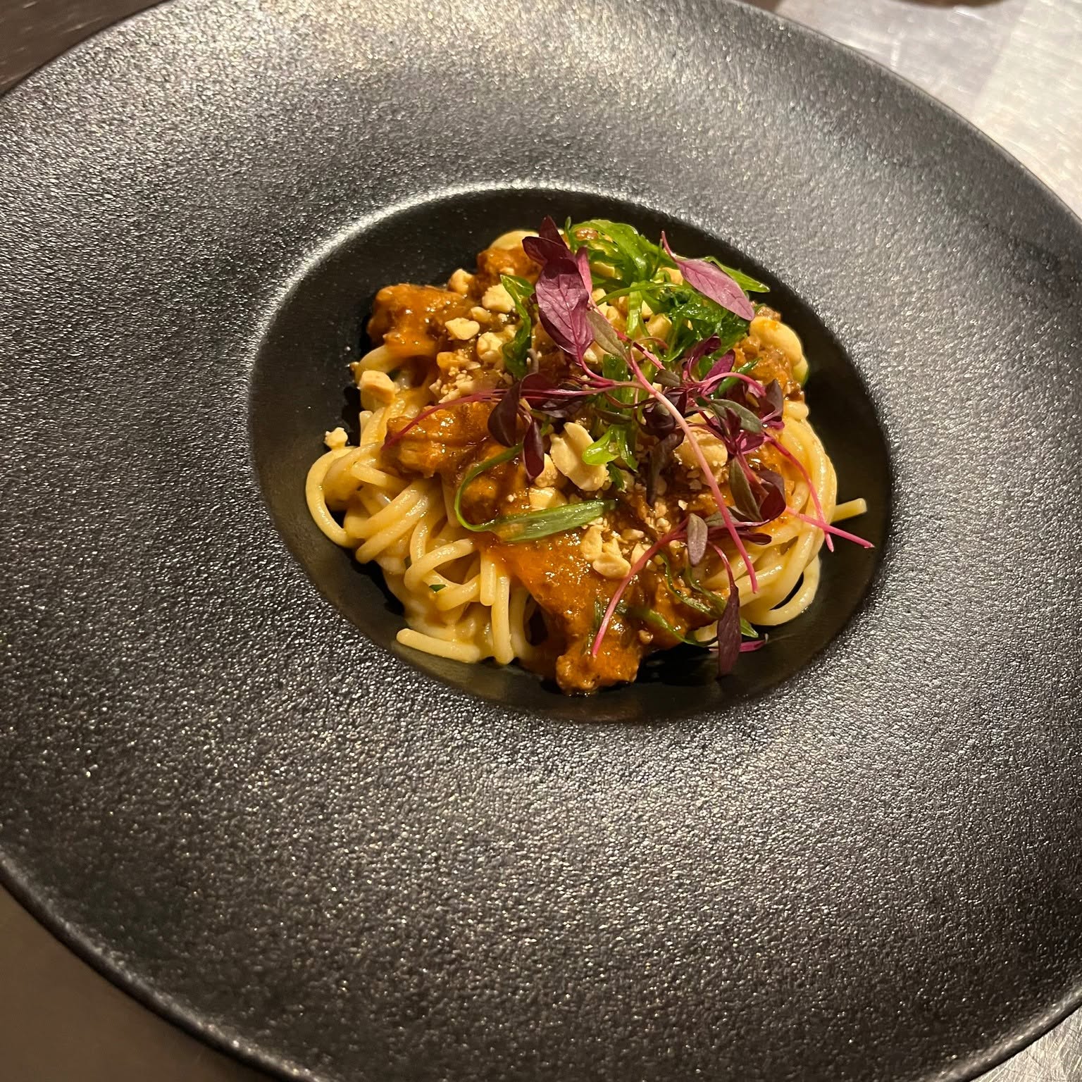 Pâtes, sauce arachide, arachides concassées et coriandre
