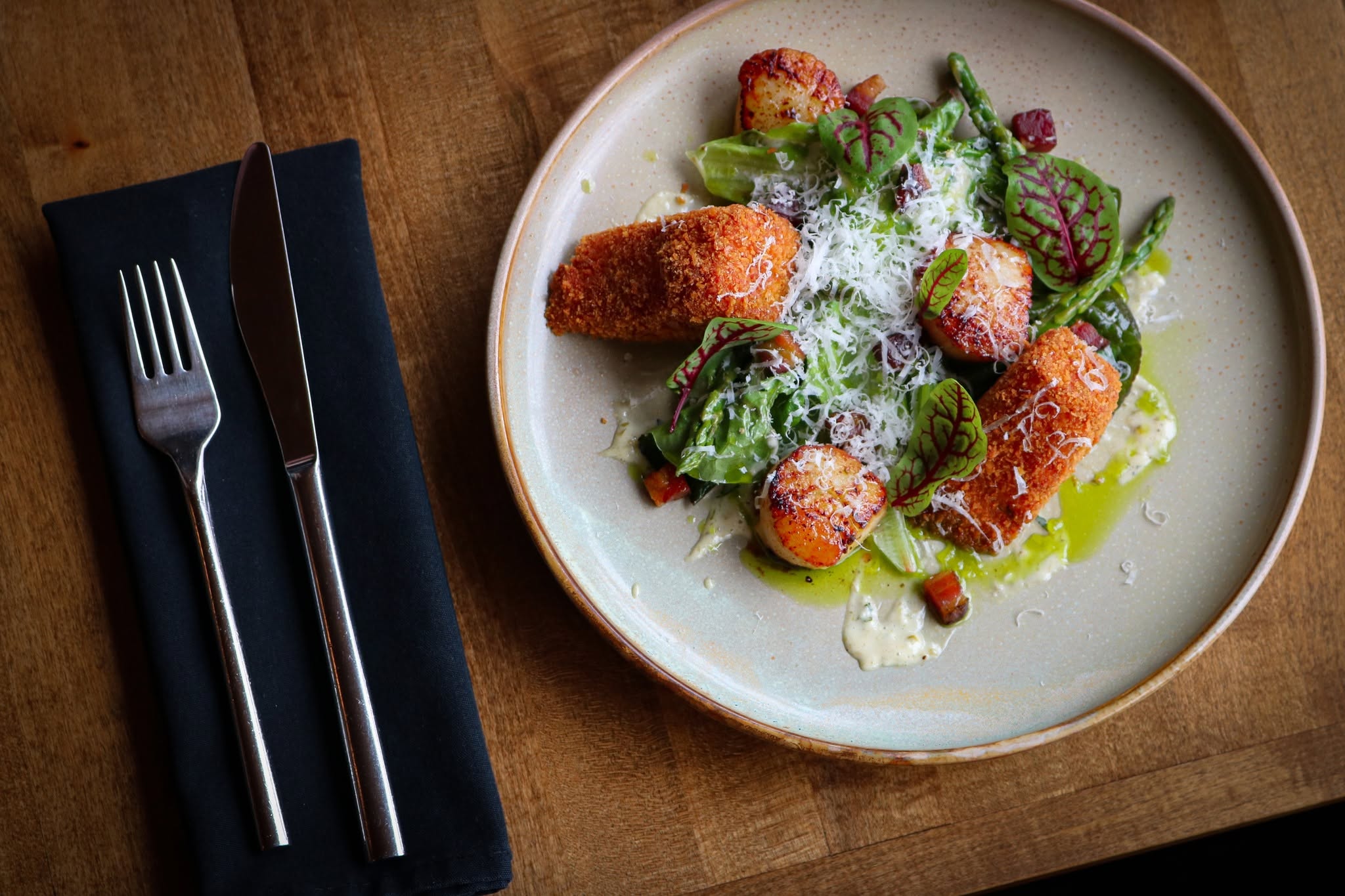 Pétoncles poêlés et croquette panée, salade et parmesan