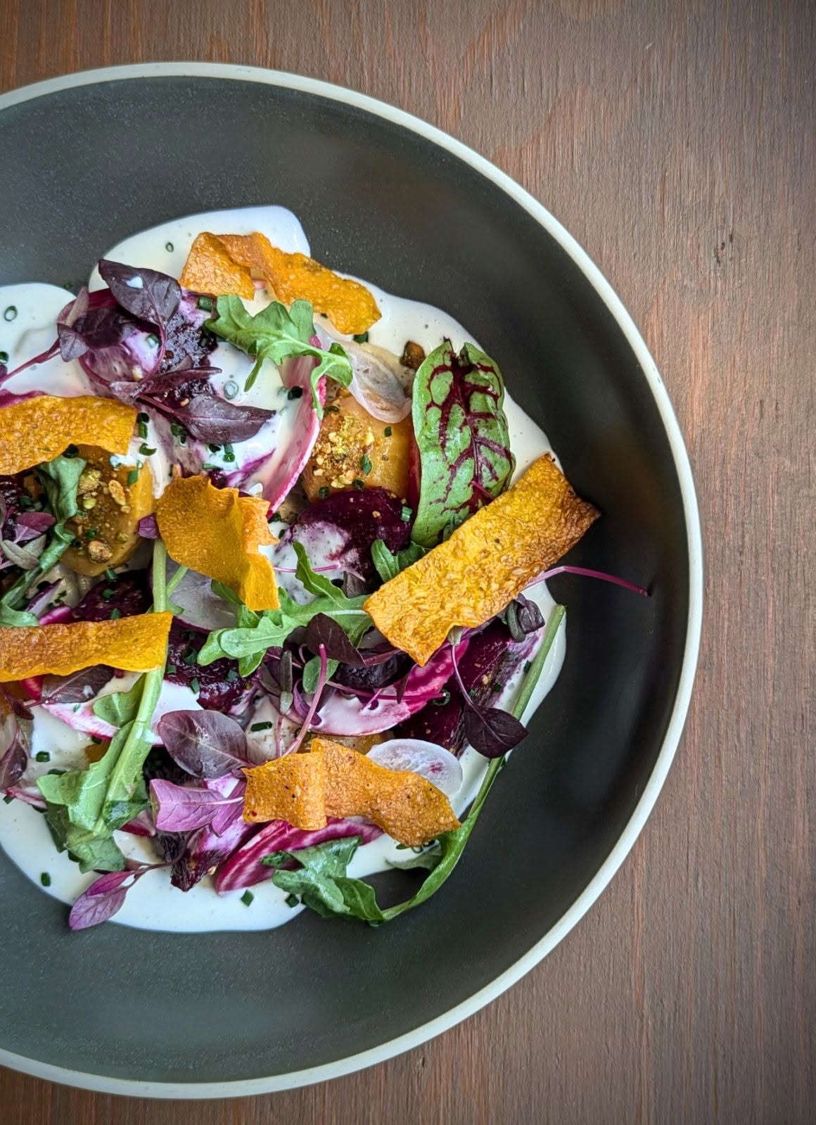 Salade de betteraves, crème acidulée et tuiles croustillantes