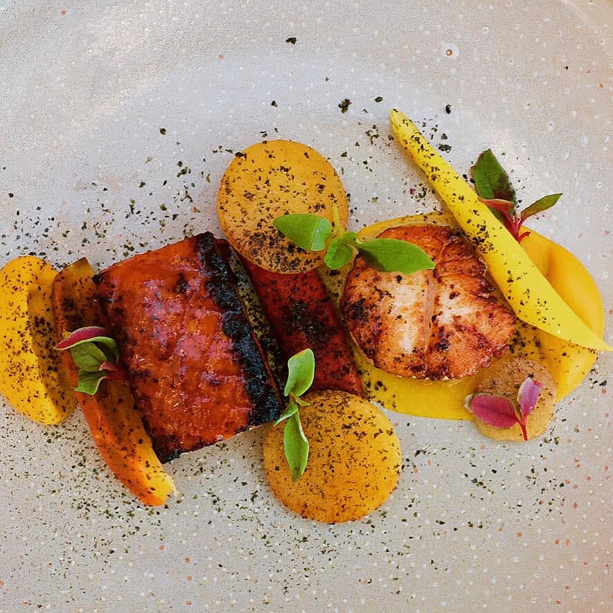 Saumon et pétoncle grillés, condiments d’agrumes
