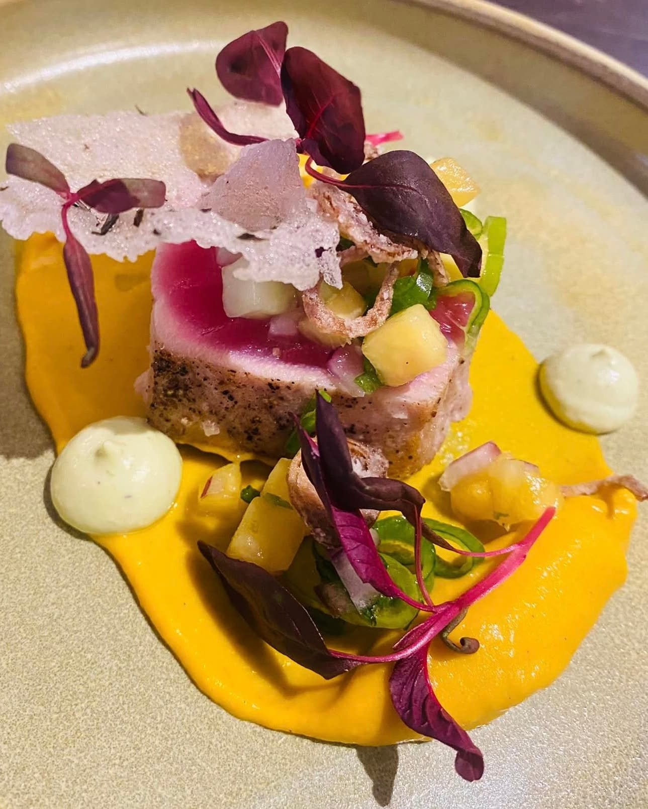Thon mi-cuit, purée de courge, dés de mangue et tuile de riz soufflé