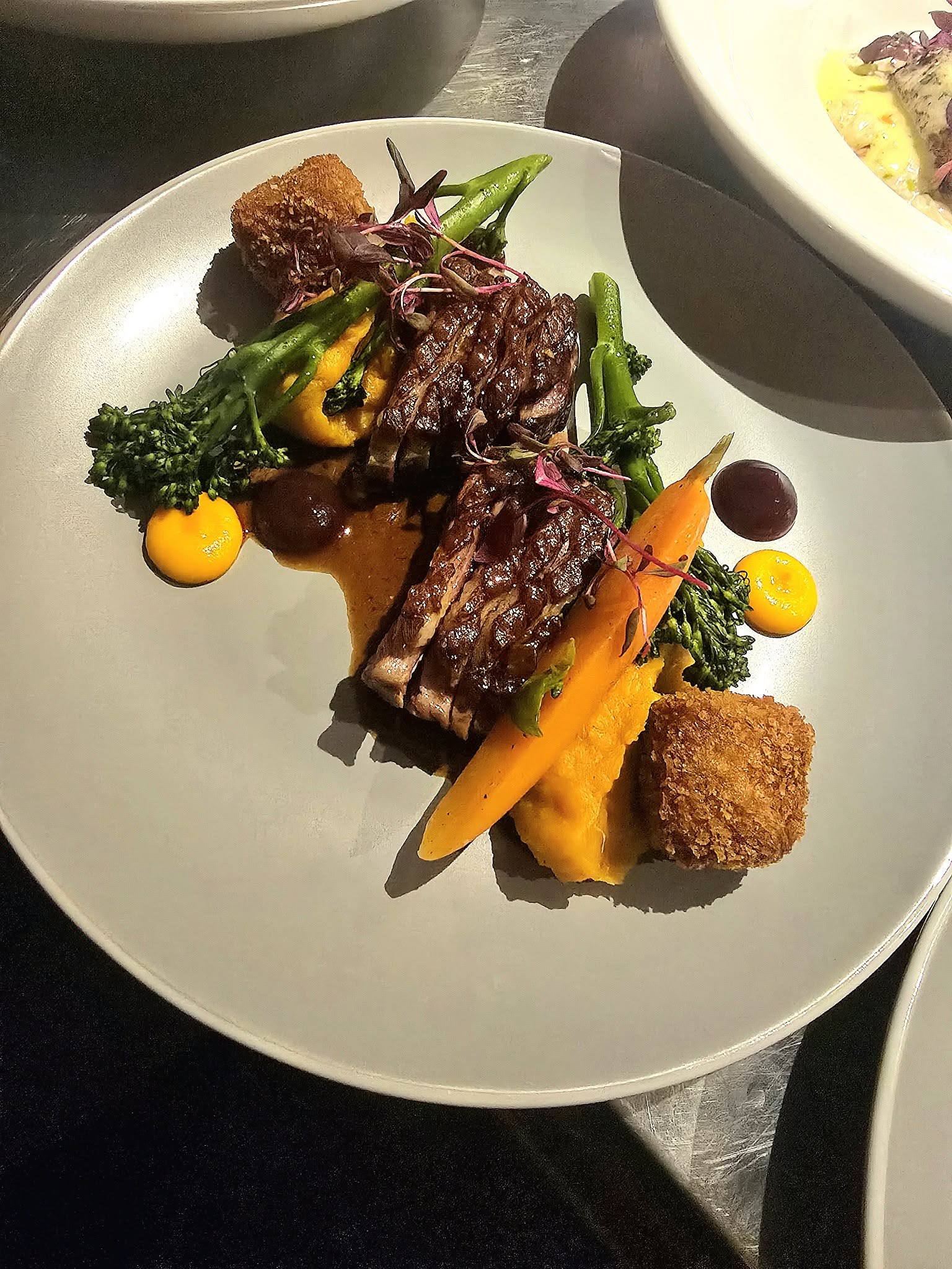 Viande tranchée et laquée, brocolini, purée de courge et croquettes croustillantes